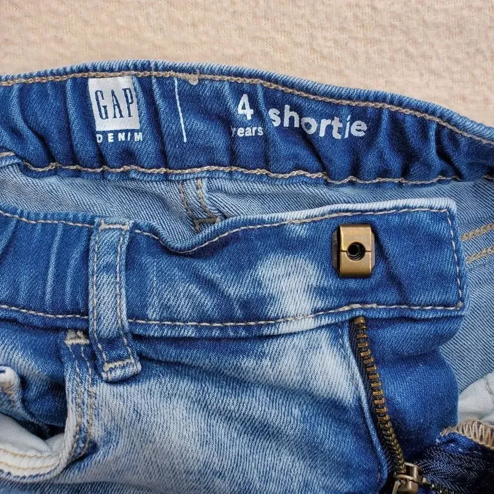 GAP Shortie distressed light wash denim jean shorts Size 4